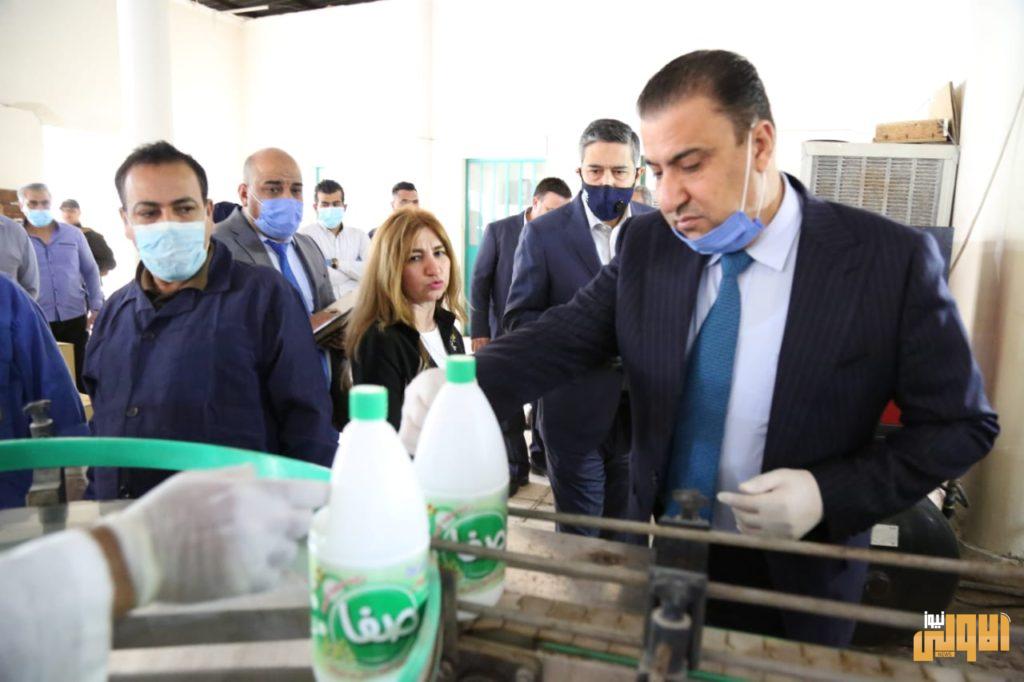 وكيل الصناعة والمعادن يتابع ميدانيا عملية انتاج المعقمات والمنظفات في الشركة العامة 4 IMG 20200428 WA0057