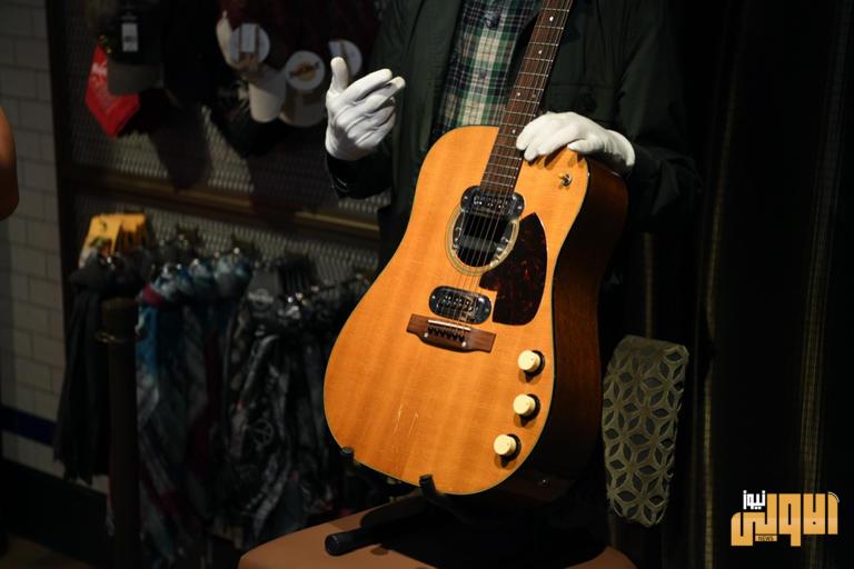 135 194906 price kurt cobain guitar 2