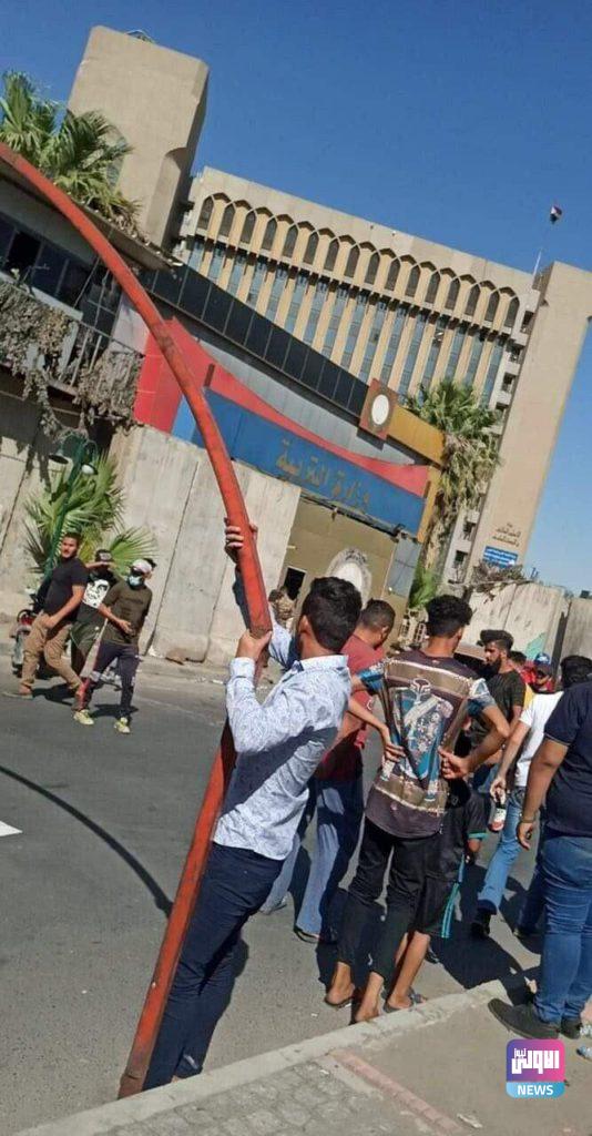 طلبة السادس الإعدادي ينصبون خيامهم ويعلنون اعتصاماً مفتوحاً امام وزارة التربية (صور) 12 06BFEE8F 0D96 4D9B B36F 127A80967BB9