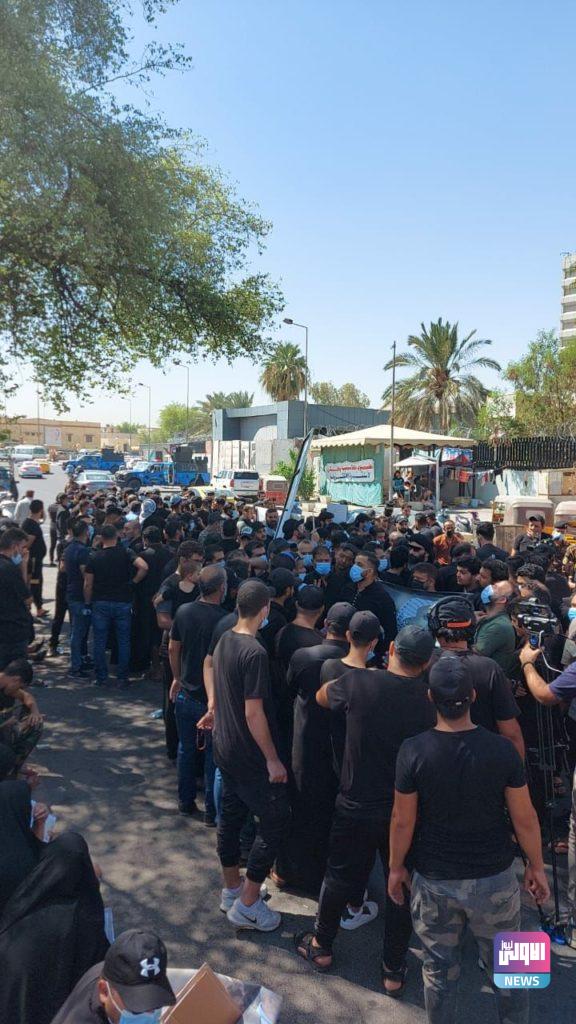 أهالي ضحايا كورونا يتظاهرون امام وزارة الصحة العراقية مطالبين نقل جثث موتاهم..(صور) 15 CFAB4E95 08E0 4347 B515 4695BE9DA8E4