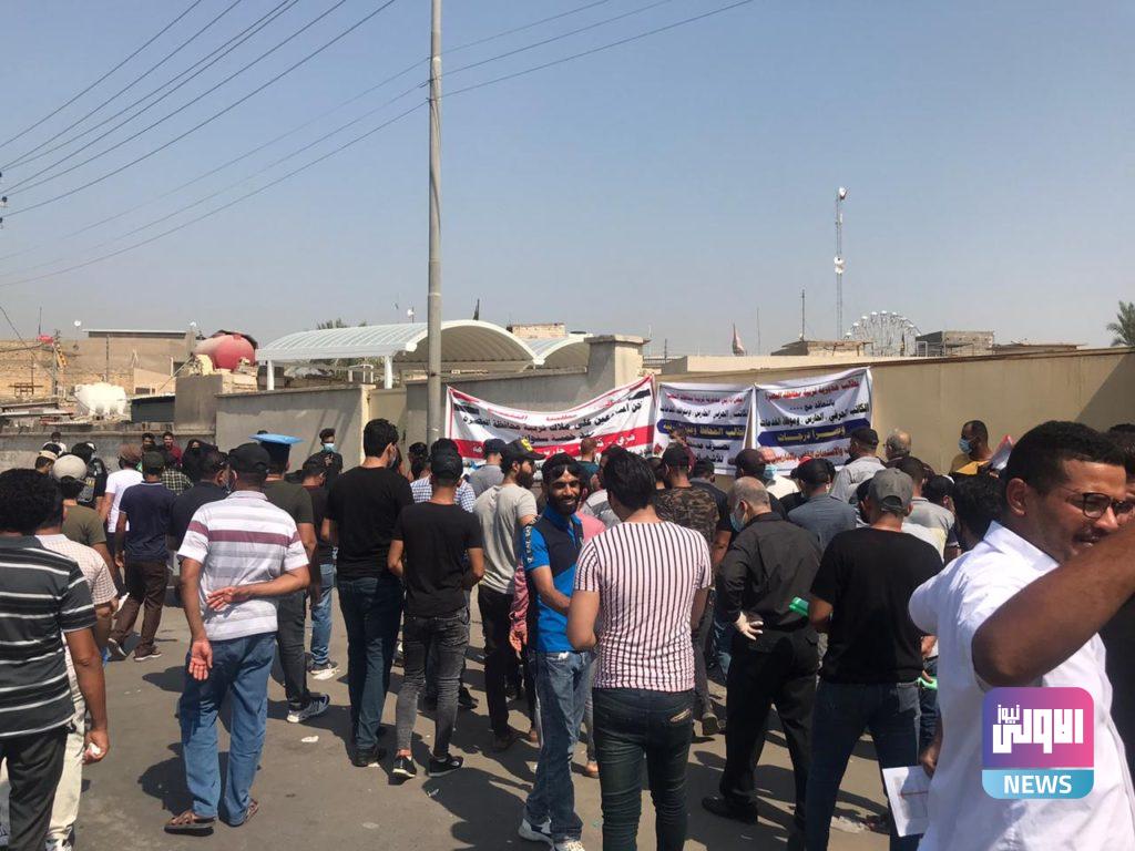 محتجون يغلقون بوابة تربية البصرة..(صور) 4 2CFCF8A5 FA54 46F3 8F3B 3CF77E38A8E2