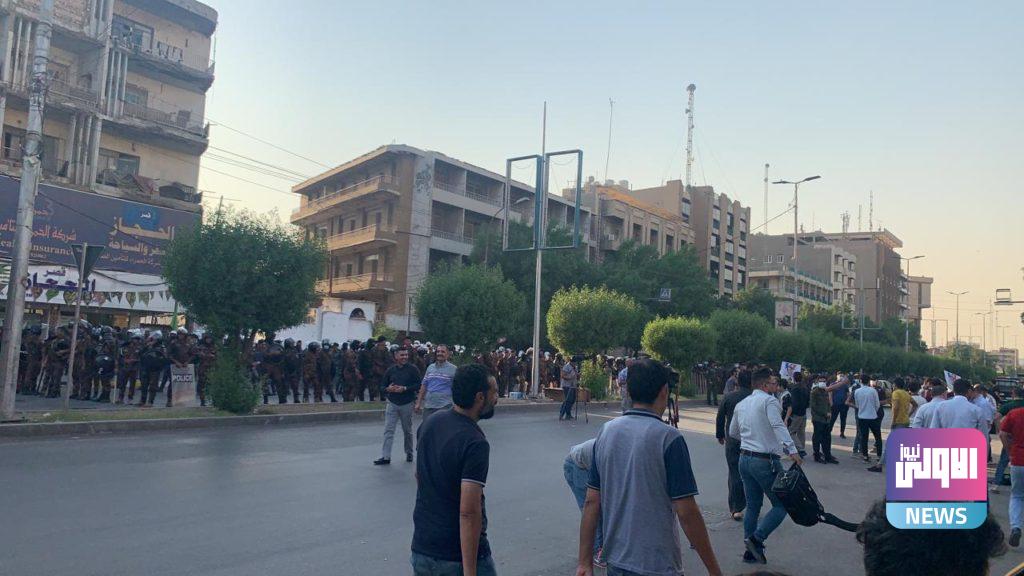 العشرات يتظاهرون قرب السفارة الفرنسية ببغداد احتجاجاً على الإساءة للرسول.. (صور) 7 4CDAA7B6 86EB 44A9 9023 4F89E4CF7DEB