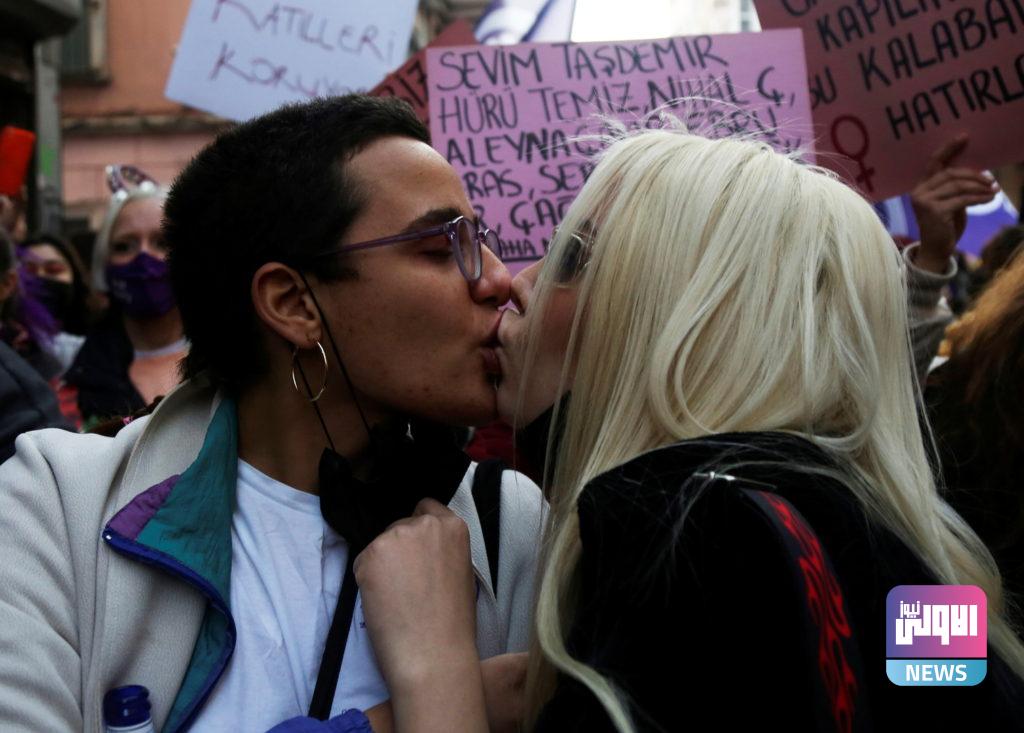 مشاهد جريئة خلال مظاهرات نسائية في اسطنبول تثير ضجة (صور) 15 60472f7c4236047651008a30