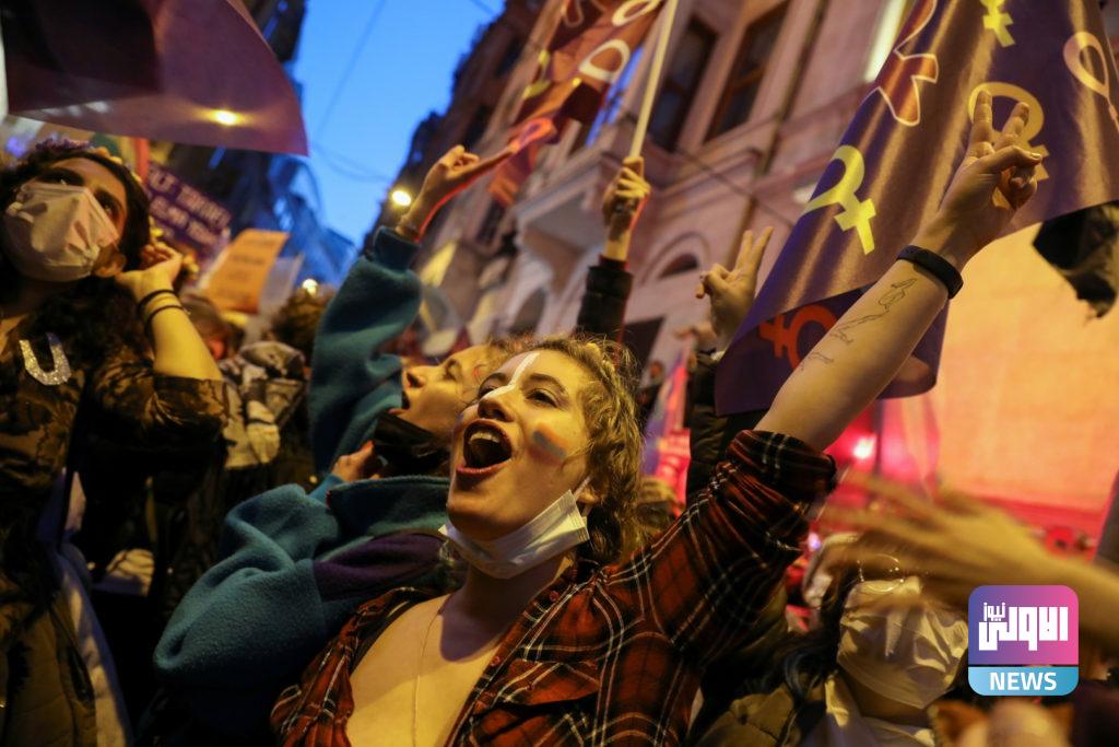 مشاهد جريئة خلال مظاهرات نسائية في اسطنبول تثير ضجة (صور) 13 60473ded42360476476ae345