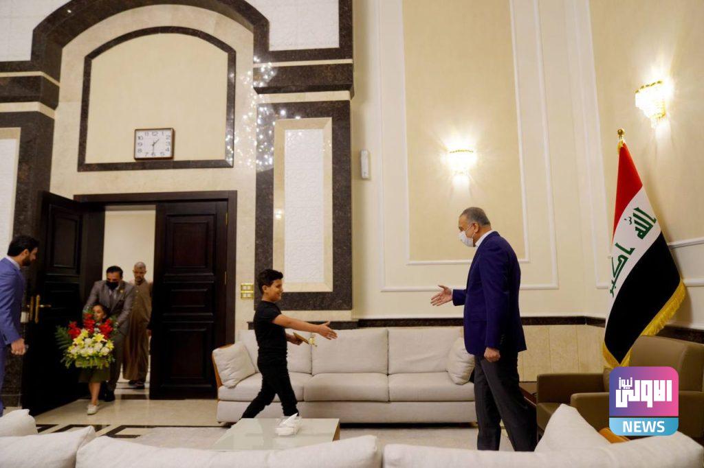 الكاظمي يستقبل طفلة مصابة بالعمى الولادي ويوجّه بعلاجها 18 54500CB7 11DF 4B89 8597 9BC2FE6BB5C7