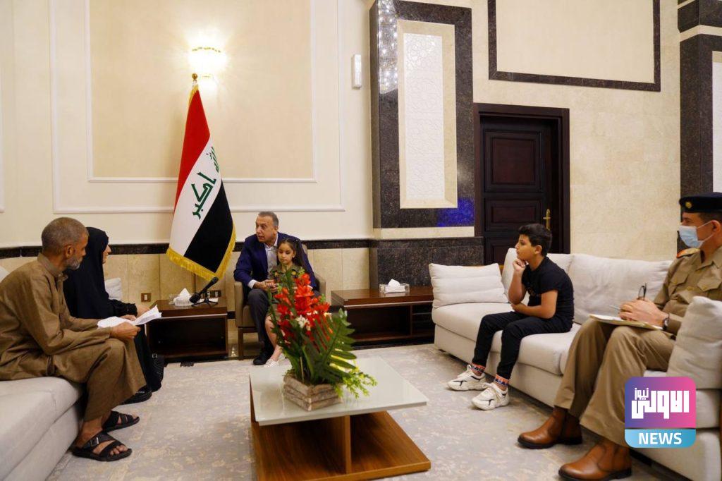 الكاظمي يستقبل طفلة مصابة بالعمى الولادي ويوجّه بعلاجها 19 790C4866 F13B 4282 A095 B8DD0AE24D28