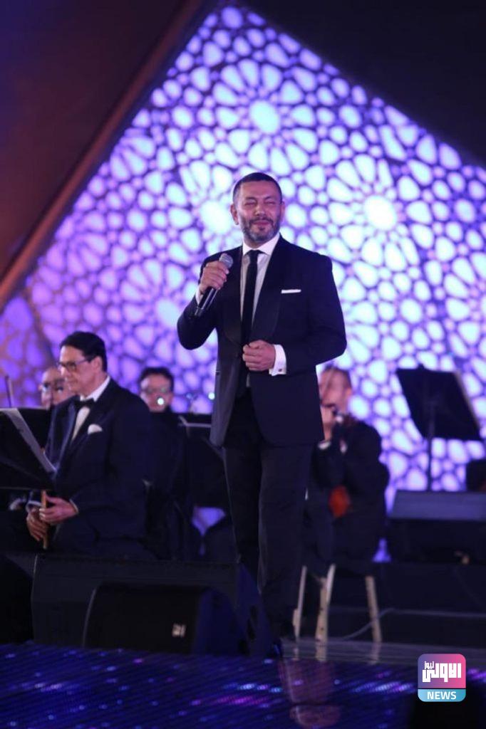 سميرة سعيد تلوم مايسترو حفلها بمهرجان الموسيقى العربية 13 127 143628 samira said arab music festival 5